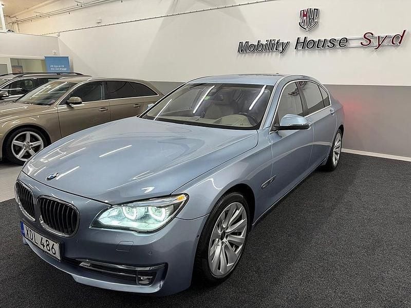Ljusblå Begagnad 2012 BMW ActiveHybrid 7 Sedan | 179 900 kr - Bild 1/4