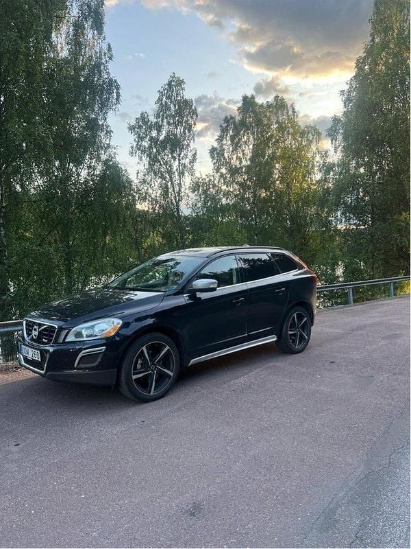 Svart Begagnad 2013 Volvo XC60 R-Design SUV | 143 000 kr (Bra pris) - Bild 1/4