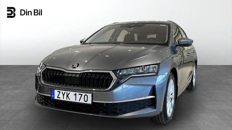 Graphite grey metallic Begagnad 2024 Skoda Octavia Kombi | 294 900 kr (Marknadspris) - Bild 1/4