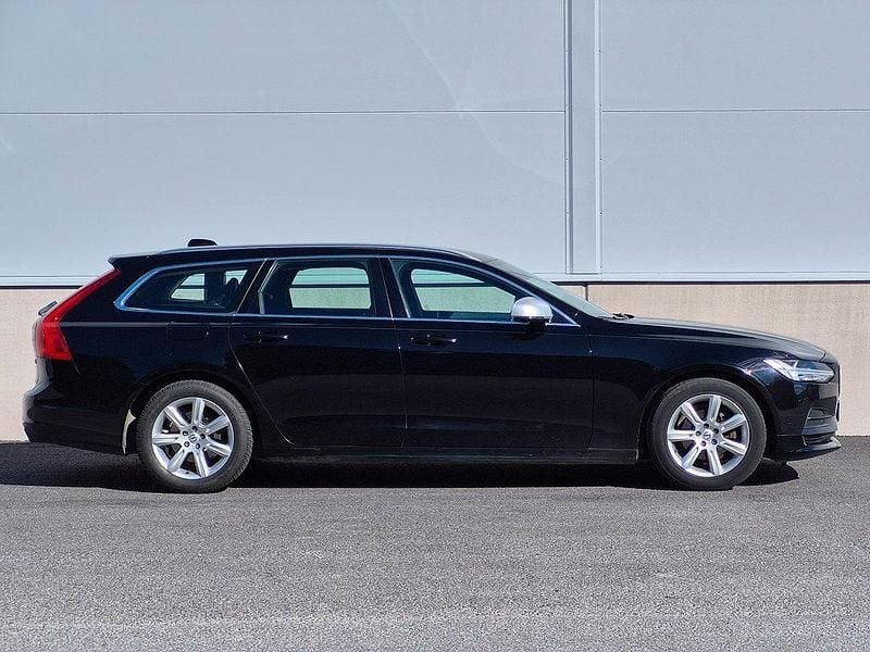 Svart Begagnad 2020 Volvo V90 Momentum Kombi | 124 900 kr - Bild 1/4
