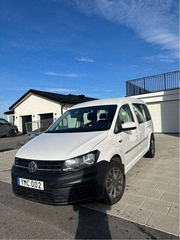 Vit Begagnad 2018 VW Caddy Maxi Life Life Minibuss | 155 000 kr (Marknadspris) - Bild 1/4