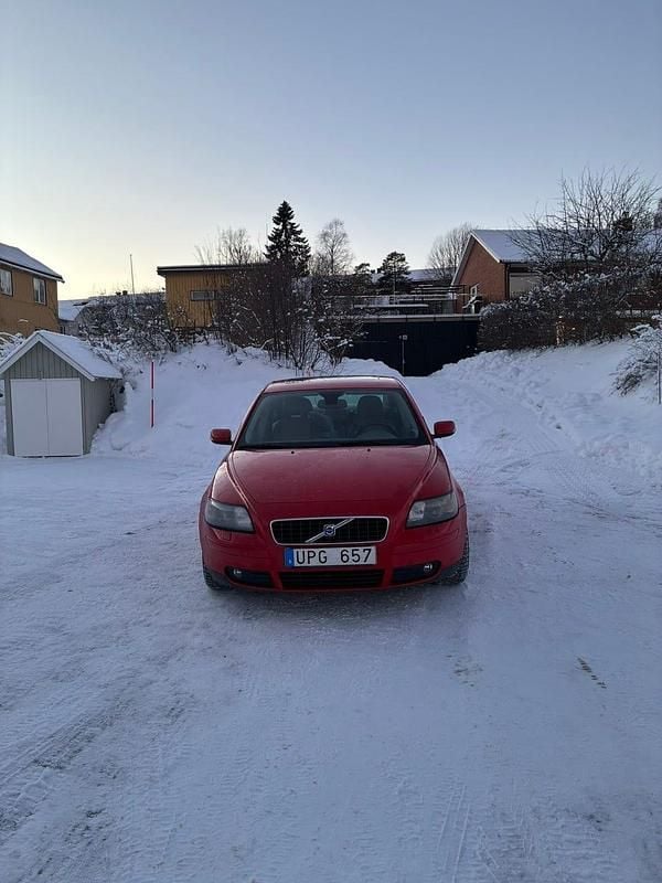 Begagnad 2004 Volvo S40 Sedan | 38 900 kr (Marknadspris) - Bild 1/4