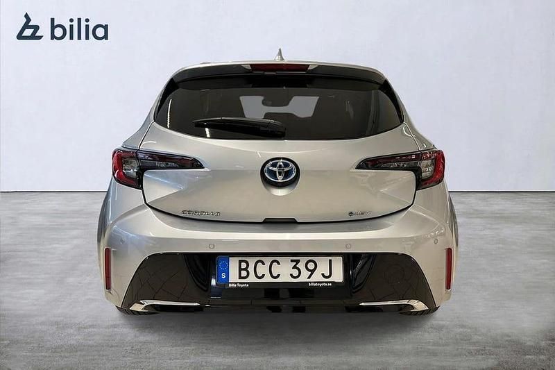 Begagnad Toyota Corolla Hybrid Style 141 HK (103 kW) 2024 Silver Halvkombi