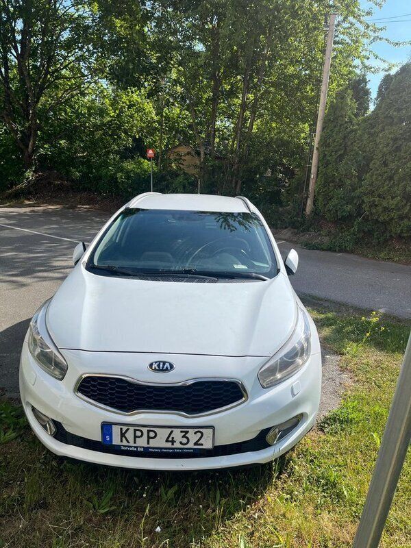 Vit Begagnad 2015 Kia Ceed Kombi | 73 000 kr (Marknadspris) - Bild 1/4