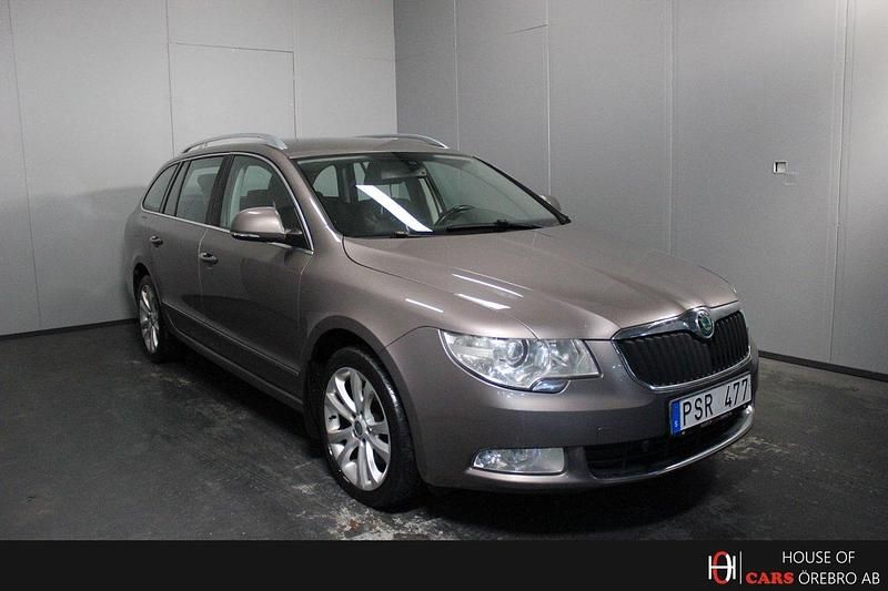 Ljusbrun (brun) Begagnad 2013 Skoda Superb Ambition Kombi | 84 900 kr (Bra pris) - Bild 1/4