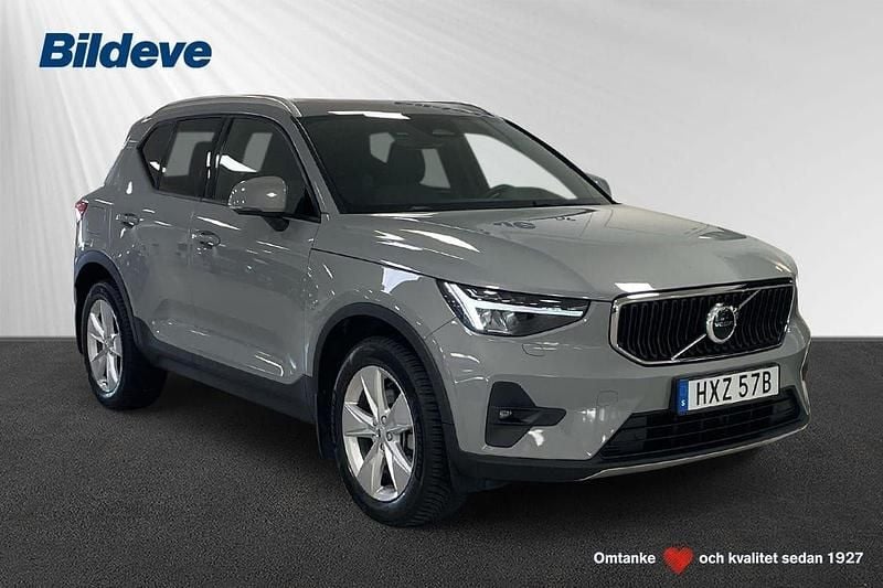 Grå Begagnad 2023 Volvo XC40 Core SUV | 349 900 kr (Marknadspris) - Bild 1/4