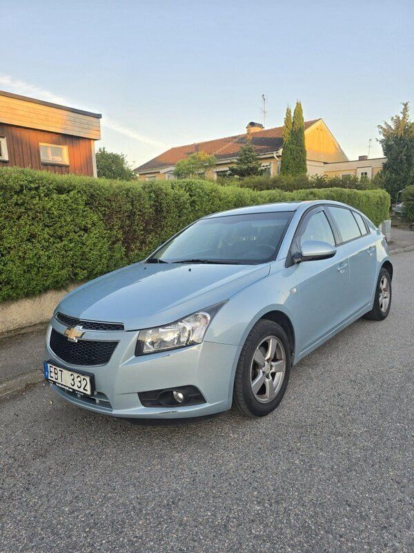 Blå Begagnad 2012 Chevrolet Cruze Halvkombi | 42 000 kr (Marknadspris) - Bild 1/4