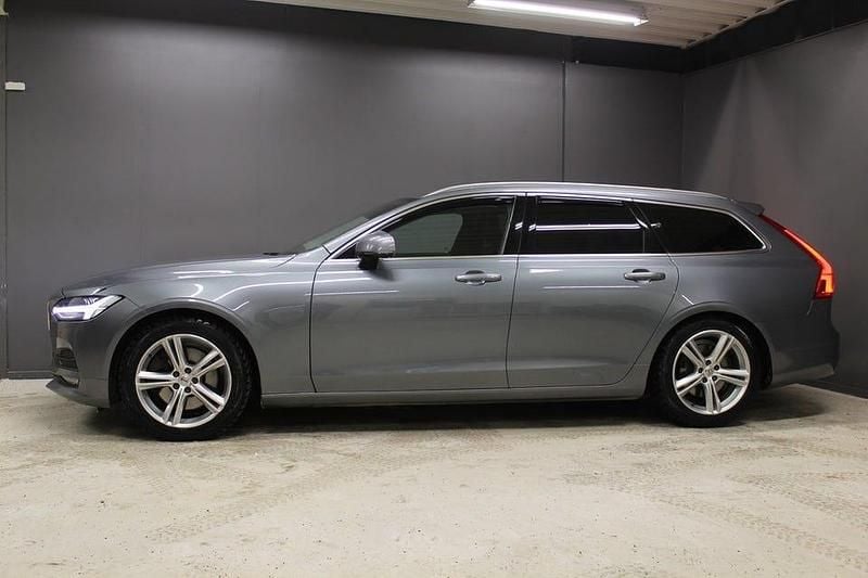 Begagnad Volvo V90 Momentum 235 HK (172 kW) 2018 Grå Kombi