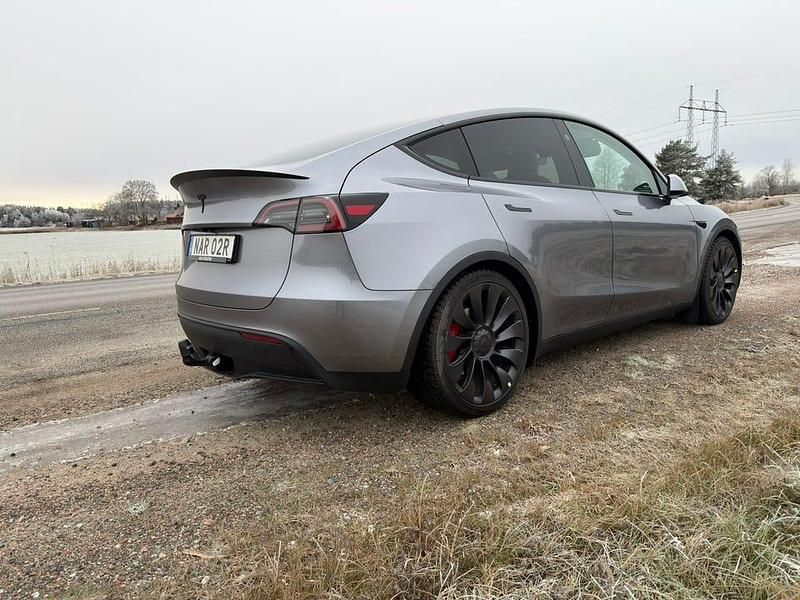 Quicksilver Begagnad 2024 Tesla Model Y Performance SUV | 527 000 kr (Dyr) - Bild 1/4