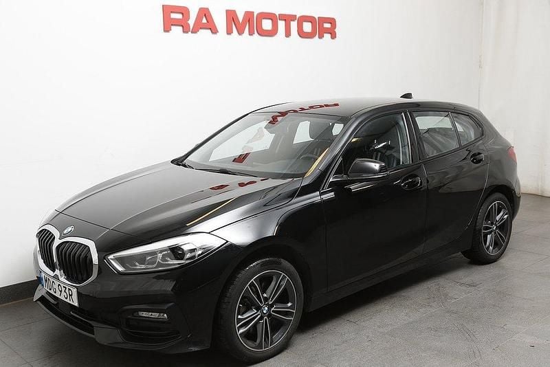Svart Begagnad 2022 BMW 118 Sport Line Halvkombi | 228 900 kr (Bra pris) - Bild 1/3