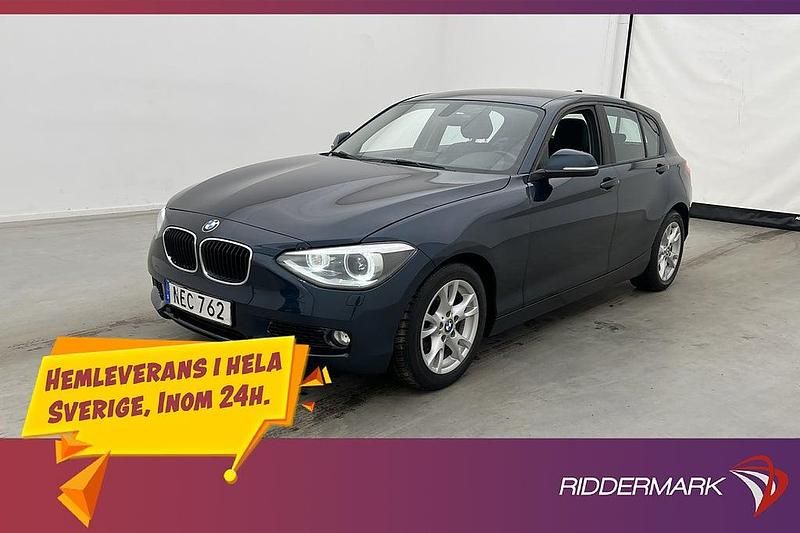 Blå Begagnad 2013 BMW 118 Halvkombi | 94 800 kr (Marknadspris) - Bild 1/3