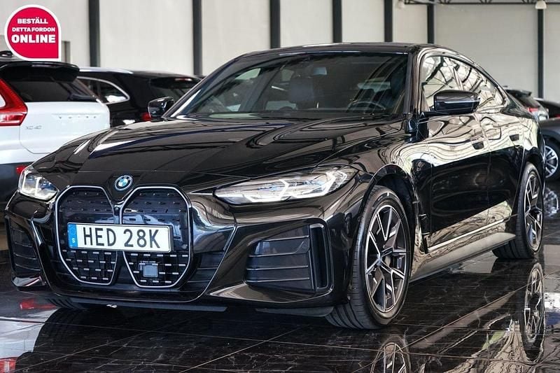 Svart Begagnad 2022 BMW i4 M Sport Sedan | 399 500 kr (Superpris) - Bild 1/4