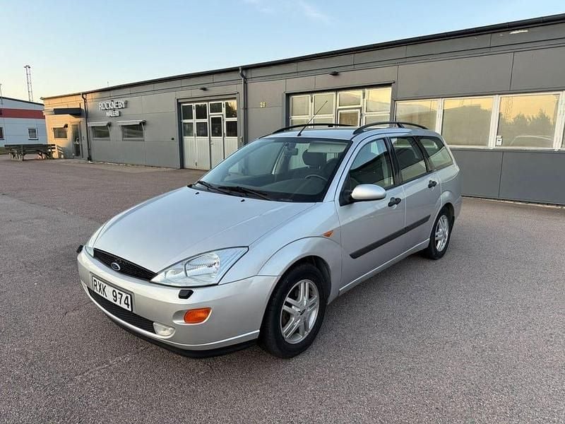 Ljusgrå (grå) Begagnad 2002 Ford Focus Kombi | 19 900 kr (Marknadspris) - Bild 1/4