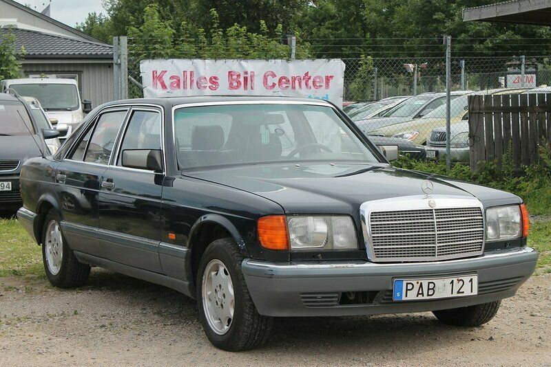 Mörkblå Begagnad 1987 Mercedes 300 SE Sedan | 40 000 kr - Bild 1/4
