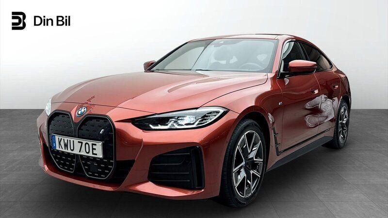 Orange Begagnad 2022 BMW i4 M Sport Sedan | 459 900 kr (Bra pris) - Bild 1/2