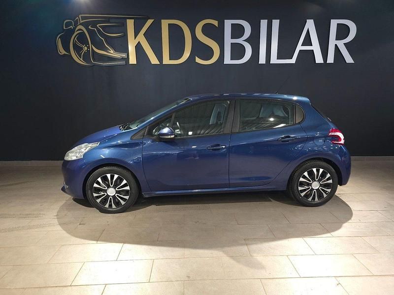 Mörkblå Begagnad 2012 Peugeot 208 Active Halvkombi | 49 500 kr (Marknadspris) - Bild 1/4