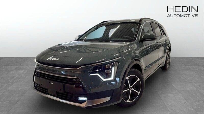 Grön (green) Ny 2025 Kia Niro Advance SUV | 392 665 kr - Bild 1/4
