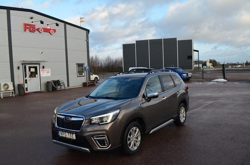 Ljusbrun Begagnad 2020 Subaru Forester SUV | 289 000 kr (Marknadspris) - Bild 1/4