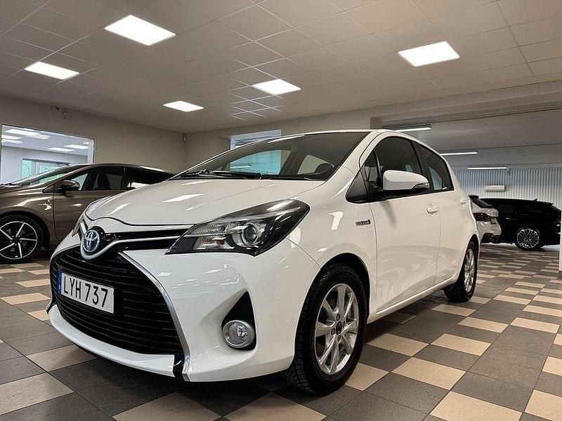 Vit Begagnad 2015 Toyota Yaris Hybrid Halvkombi | 124 800 kr (Marknadspris) - Bild 1/4