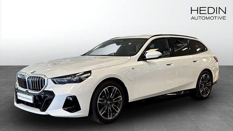 Vit Begagnad 2025 BMW 530 M Sport Kombi | 598 700 kr - Bild 1/4