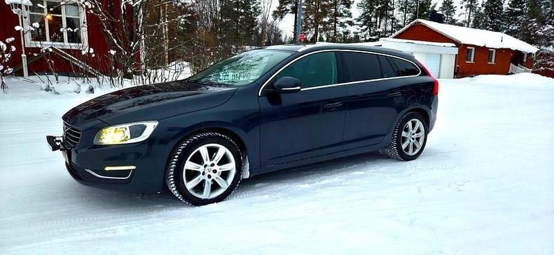 Begagnad 2017 Volvo V60 Summum Kombi | 142 000 kr - Bild 1/4