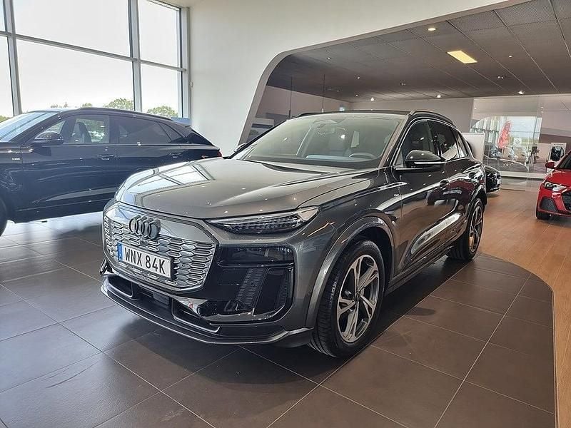 Grå Ny 2025 Audi Q6 e-tron Design SUV | 990 100 kr (Lite dyr) - Bild 1/4