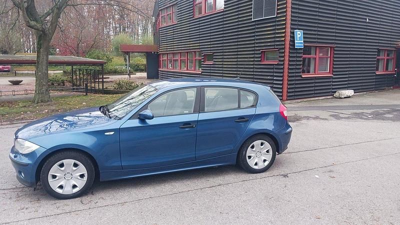 Blå Begagnad 2006 BMW 118 Halvkombi | 52 000 kr (Bra pris) - Bild 1/4