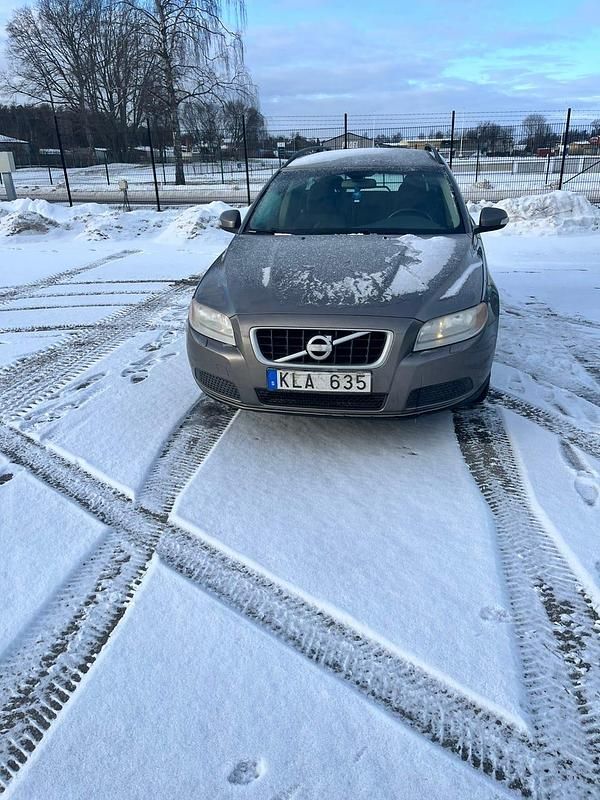 Begagnad 2008 Volvo V70 Kombi | 36 000 kr (Lite dyr) - Bild 1/4