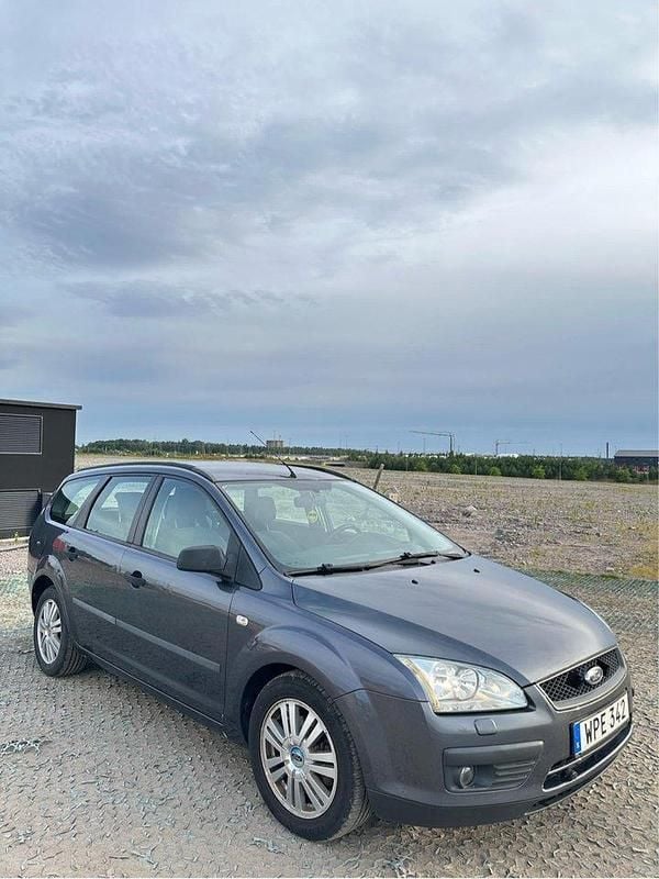 Grå Begagnad 2005 Ford Focus Kombi | 24 000 kr (Marknadspris) - Bild 1/4