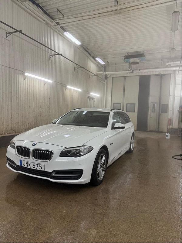 Vit Begagnad 2014 BMW 520 Kombi | 100 000 kr (Marknadspris) - Bild 1/4