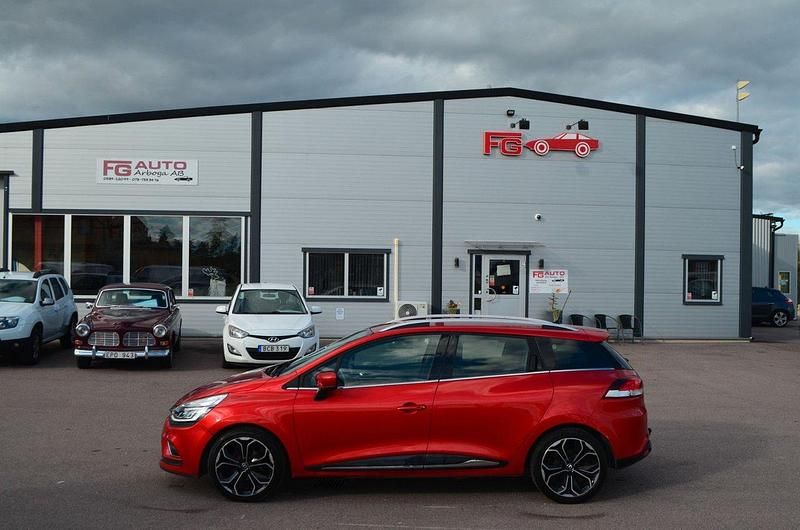 Röd Begagnad 2016 Renault Clio GrandTour Intens Kombi | 49 900 kr (Marknadspris) - Bild 1/4