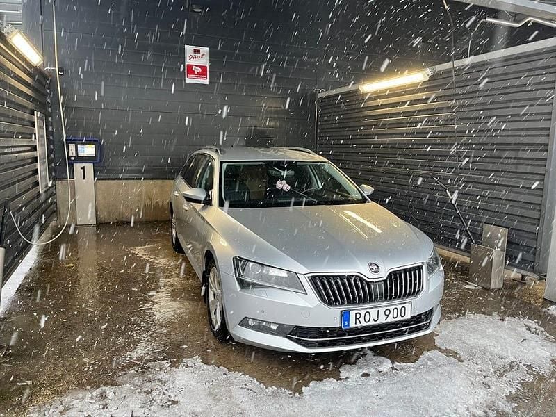 Begagnad 2018 Skoda Superb LAURIN & KLEMENT Kombi | 155 900 kr (Marknadspris) - Bild 1/4