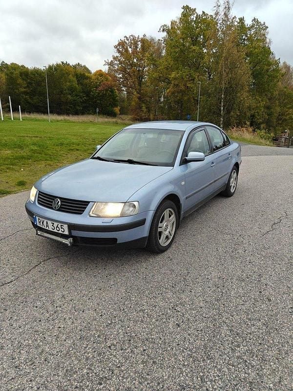 Blå Begagnad 2000 VW Passat Sedan | 16 500 kr - Bild 1/4