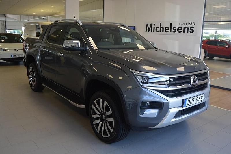 Grå Begagnad 2025 VW Amarok Pickup | 882 375 kr - Bild 1/4