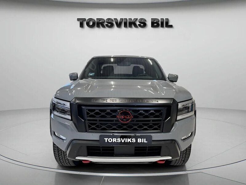 Ljusgrå (grå) Begagnad 2022 Nissan Frontier Pickup | 554 900 kr - Bild 1/4