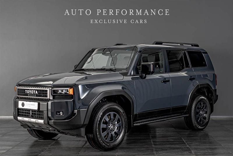 Vit (grå) Begagnad 2024 Toyota Land Cruiser Executive SUV | 1 249 900 kr - Bild 1/4