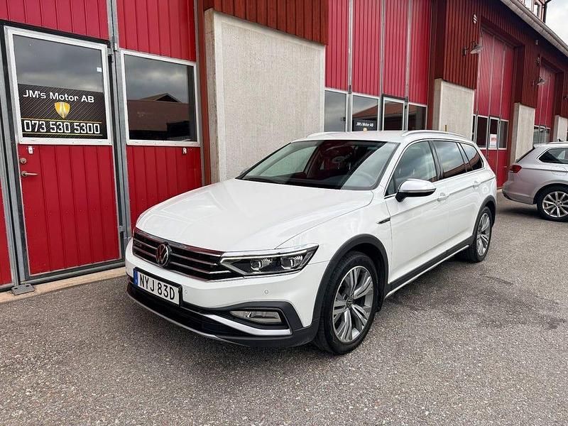 Vit Begagnad 2020 VW Passat Alltrack Kombi | 229 900 kr (Marknadspris) - Bild 1/4