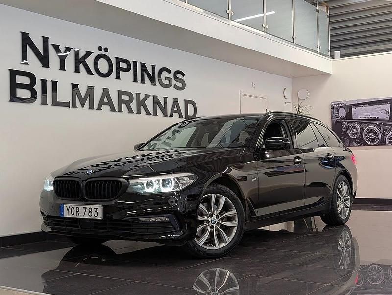 Svart Begagnad 2017 BMW 520 Sport Line Kombi | 214 900 kr (Dyr) - Bild 1/4