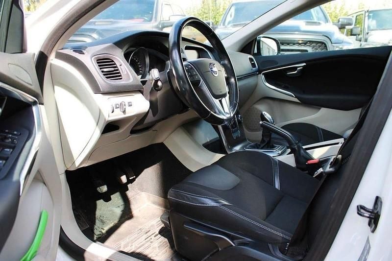 Begagnad Volvo V40 Momentum 150 HK (110 kW) 2013 Vit Kombi