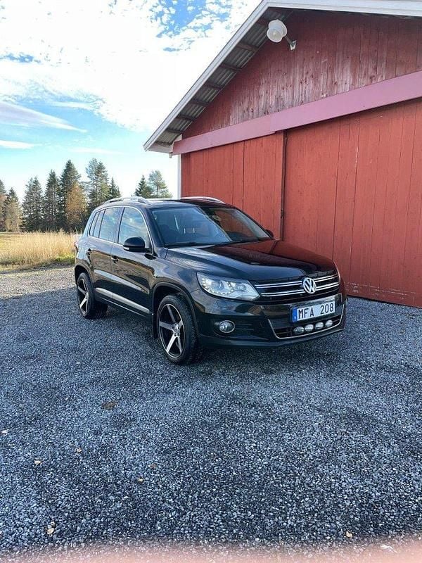 Svart Begagnad 2012 VW Tiguan Sportline SUV | 125 000 kr (Marknadspris) - Bild 1/4