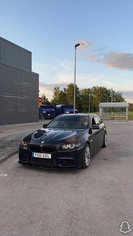 Blå Begagnad 2013 BMW M550 M Sport Sedan | 170 000 kr (Bra pris) - Bild 1/4