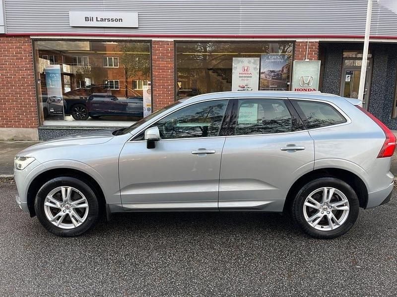 Silver Begagnad 2018 Volvo XC60 Momentum SUV | 298 000 kr (Marknadspris) - Bild 1/4