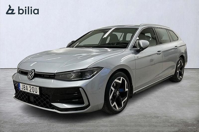 Silver Begagnad 2024 VW Passat R-line Kombi | 437 800 kr (Bra pris) - Bild 1/4