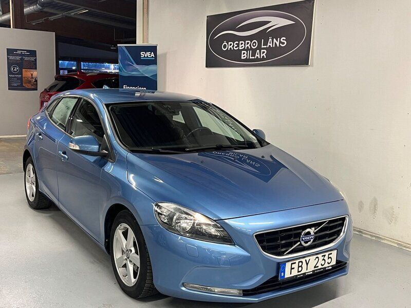 Blå Begagnad 2015 Volvo V40 Kinetic Kombi | 104 900 kr (Bra pris) - Bild 1/4