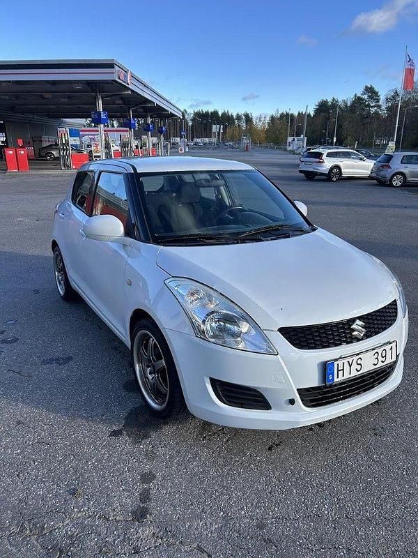 Vit Begagnad 2011 Suzuki Swift Halvkombi | 56 000 kr (Marknadspris) - Bild 1/3