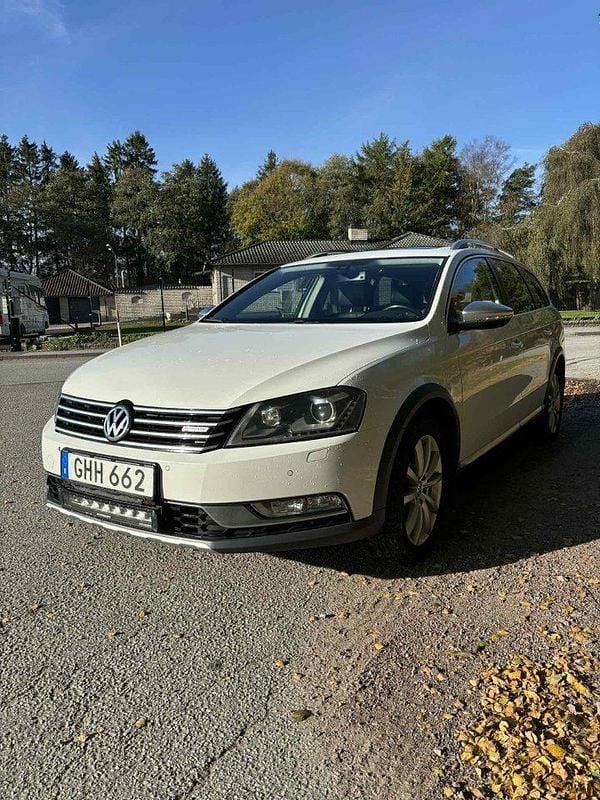Vit Begagnad 2014 VW Passat Alltrack Kombi | 80 000 kr (Marknadspris) - Bild 1/4