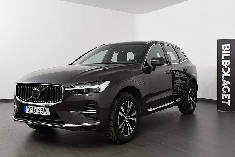 Grå Begagnad 2022 Volvo XC60 Core SUV | 439 800 kr (Marknadspris) - Bild 1/4