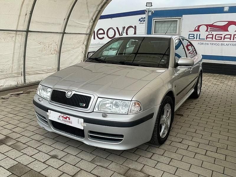 Silver Begagnad 2003 Skoda Octavia RS Halvkombi | 29 900 kr (Marknadspris) - Bild 1/4