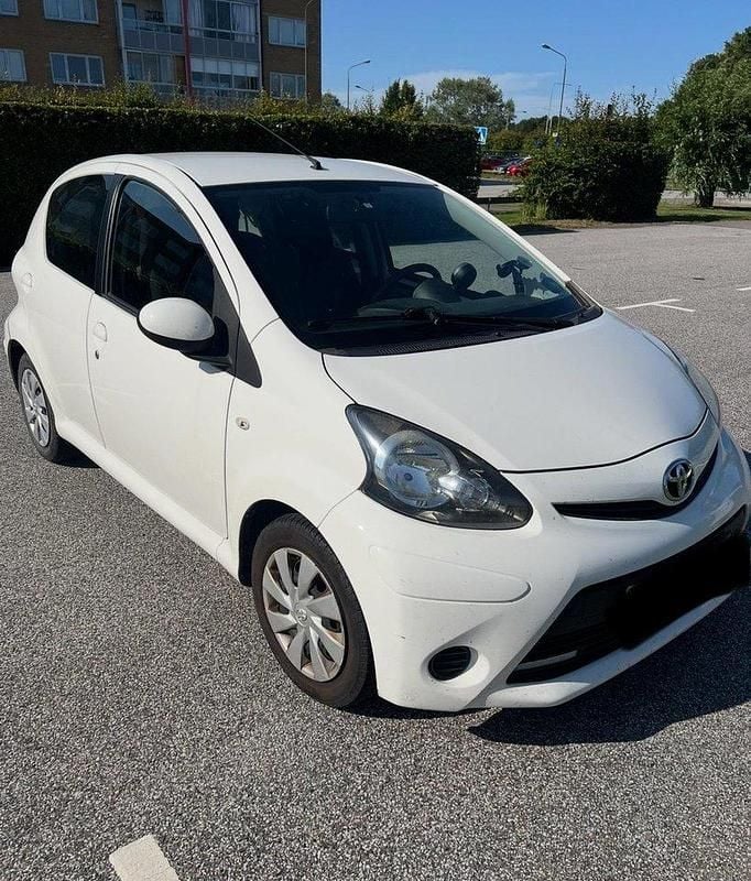Vit Begagnad 2013 Toyota Aygo Halvkombi | 38 000 kr (Marknadspris) - Bild 1/4