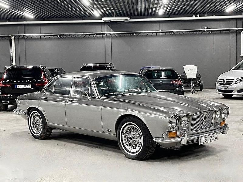 Grå/beige metallic Begagnad 1973 Jaguar XJ Sedan | 99 900 kr - Bild 1/4